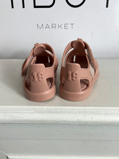 IGOR. Pale pink crab sandals. T 19
