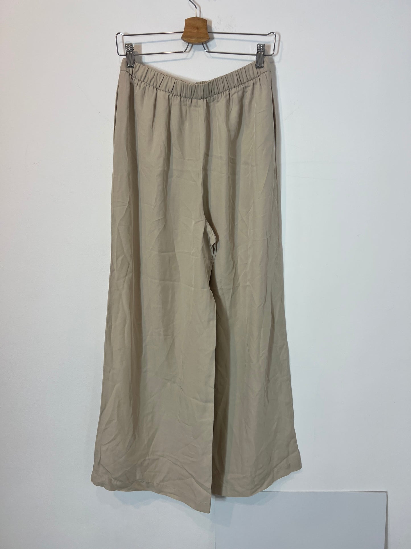 ZARA. Flowy beige wide-legged trousers. TS