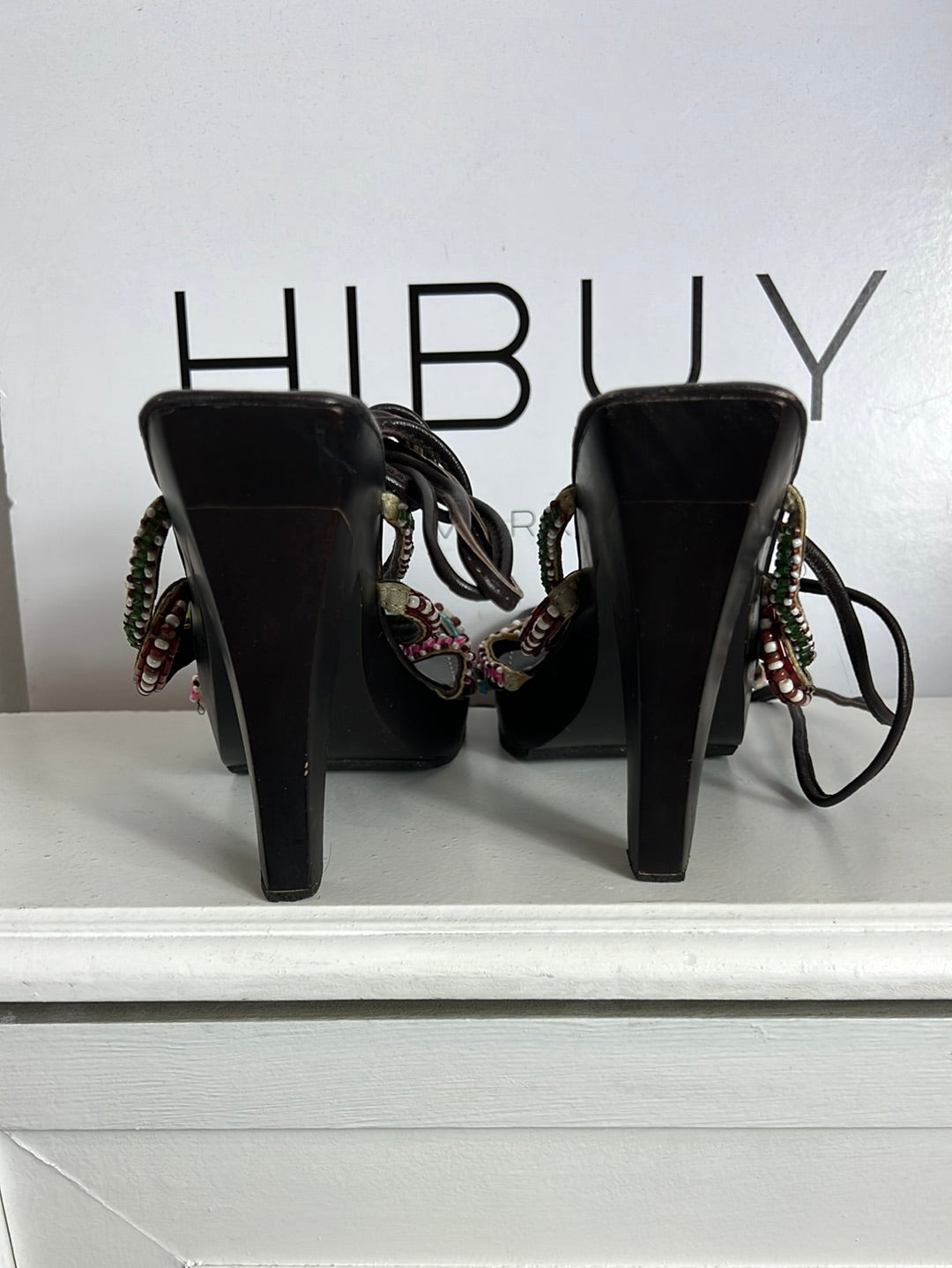 SANDALO ESSENCE. Sandalia marrón detalles pedrería colores. T 39