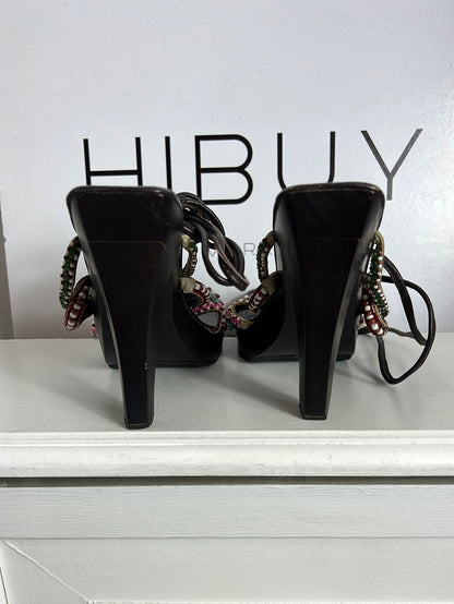 SANDALO ESSENCE. Sandalia marrón detalles pedrería colores. T 39