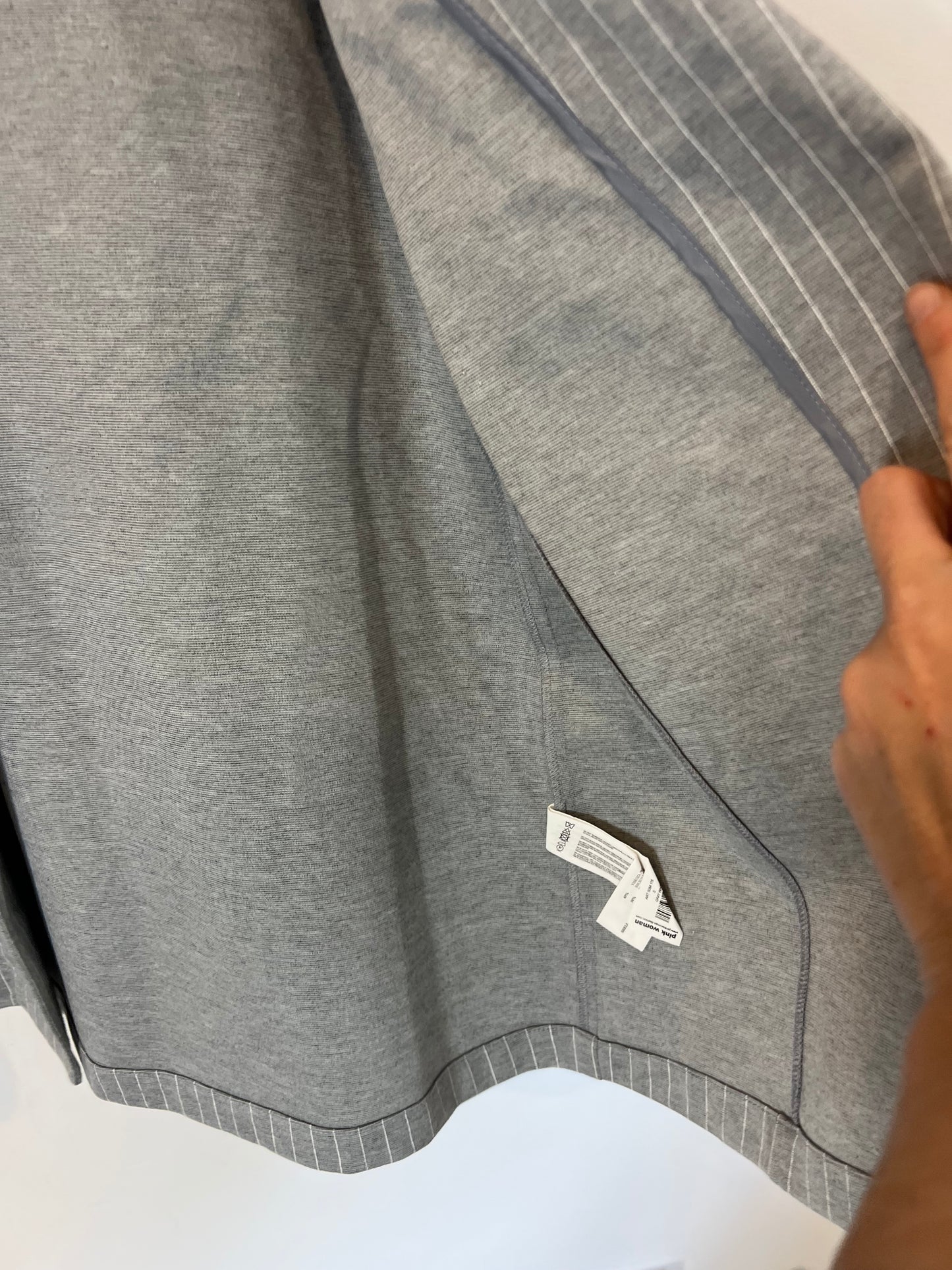 PINK WOMAN. Pinstriped gray blazer. T s