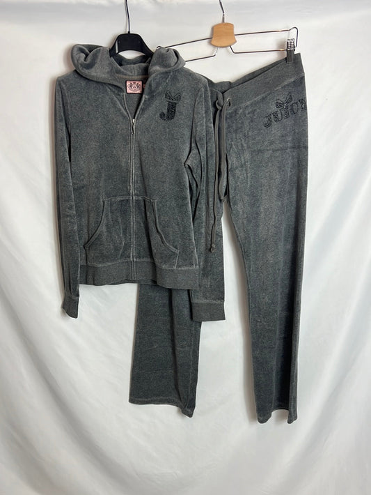 JUICY COUTURE. Total look: textured gray sweatshirt and pants. TM (Tara)
