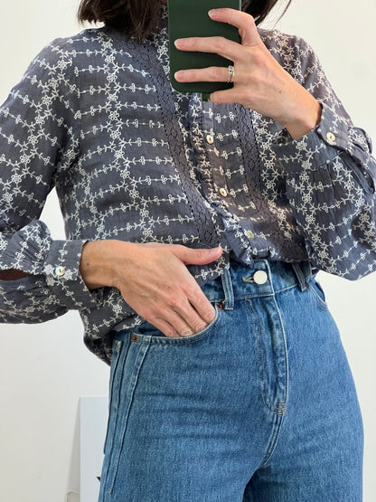 INTROPIA. Blusa azul bordada. T S