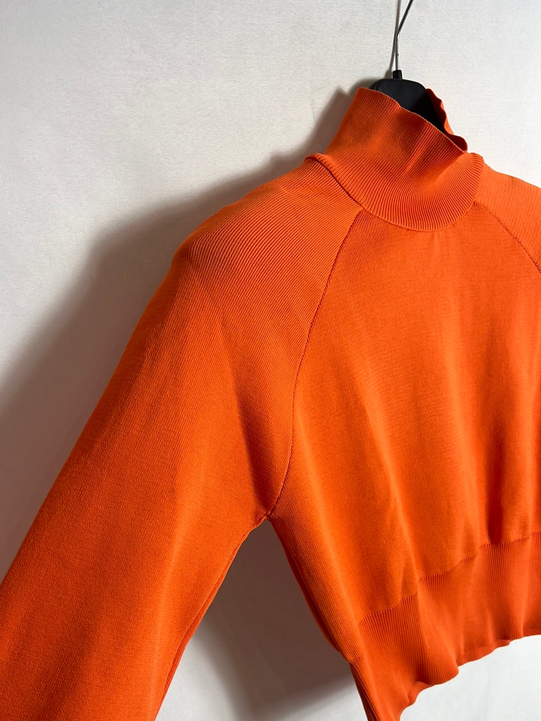 ZARA. Jersey fino crop naranja hombreras. T S
