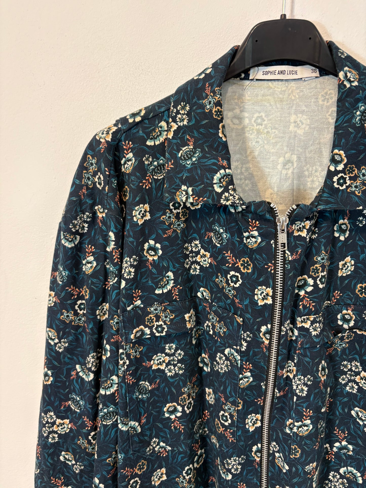 SOPHIE AND LUCIE. Mono largo flores