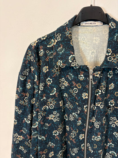 SOPHIE AND LUCIE. Mono largo flores