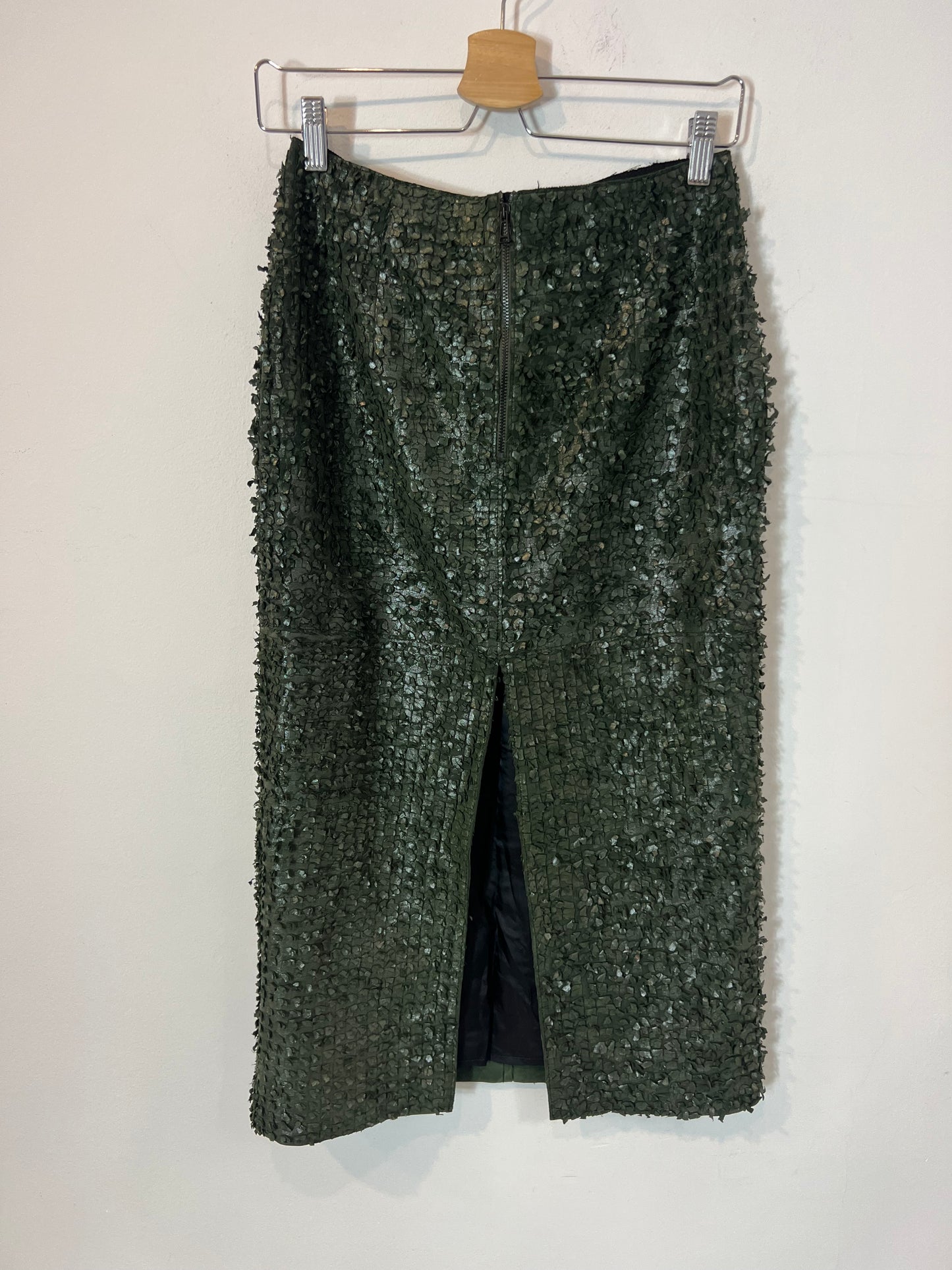 ZARA. Falda piel verde flecos T.s