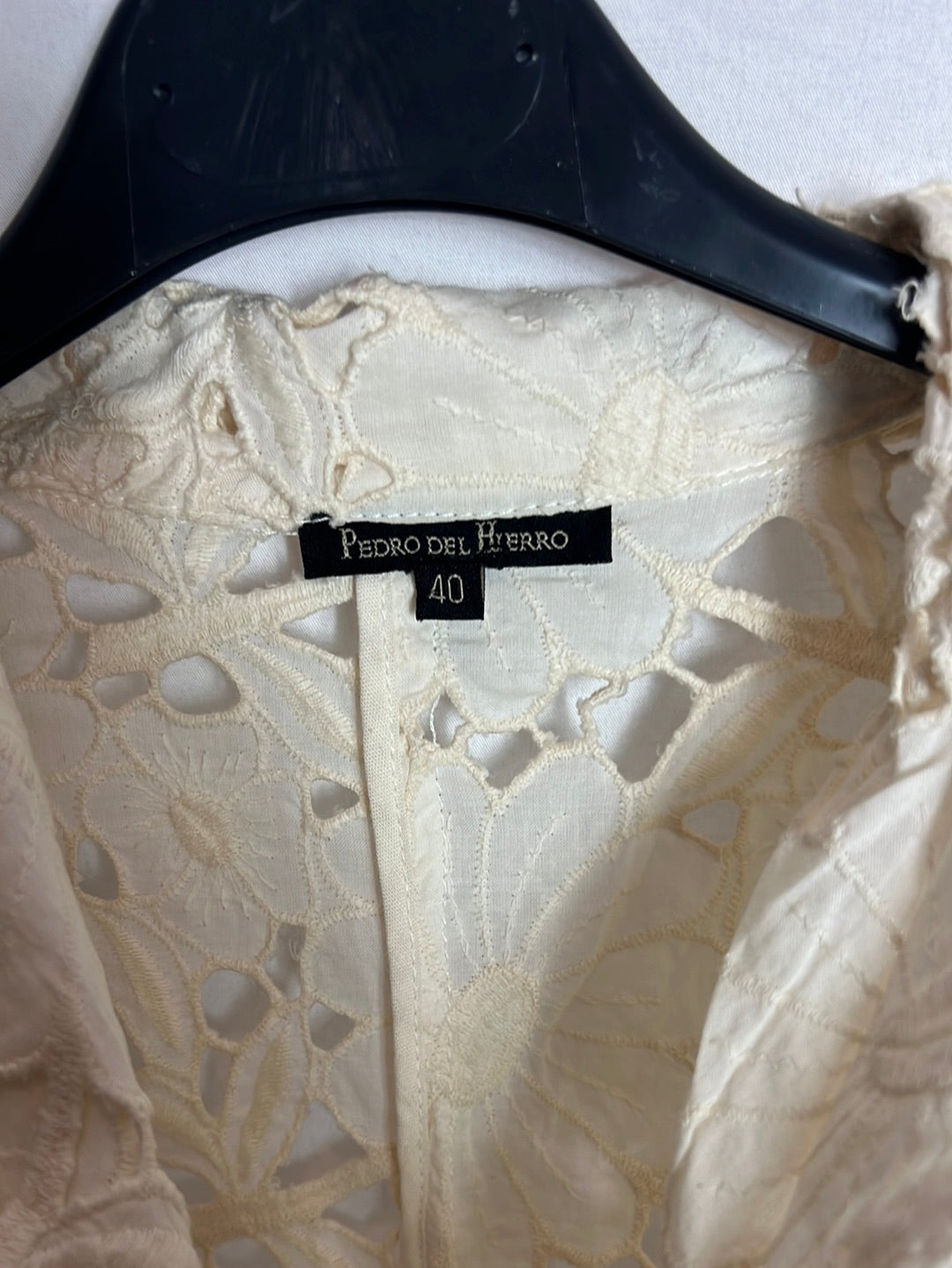 PEDRO DEL HIERRO. Chaqueta beige troquelada T.S