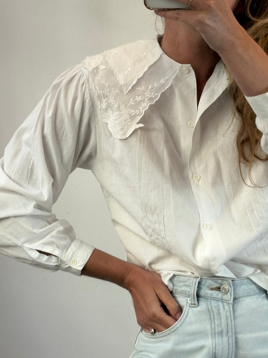 OTRAS. Blusa blanca encaje cuello