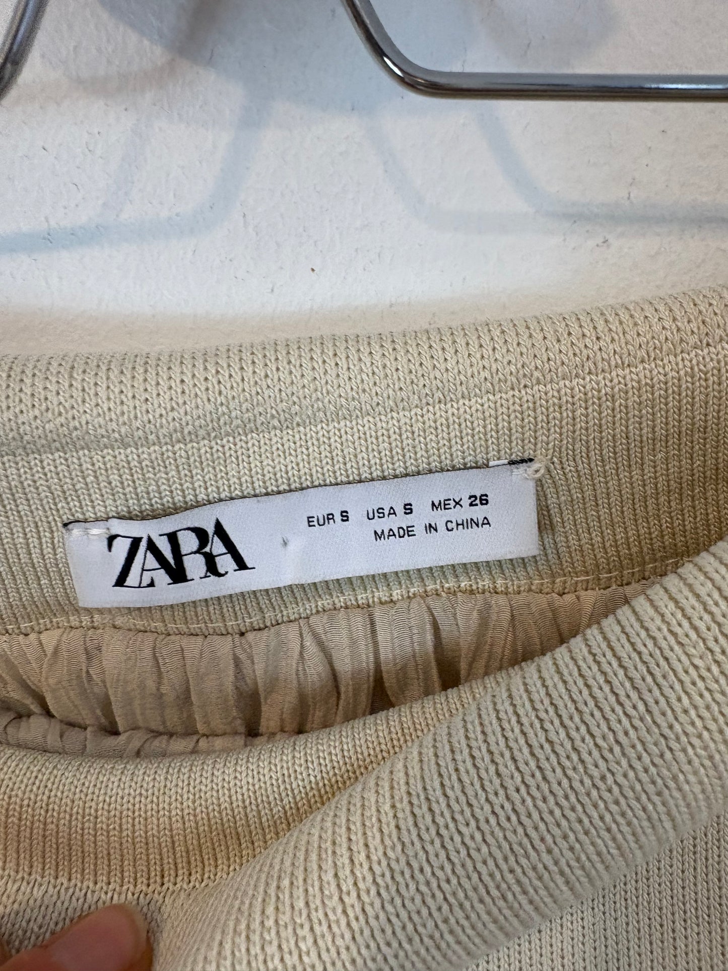 ZARA. Falda midi beige doble textura. T S