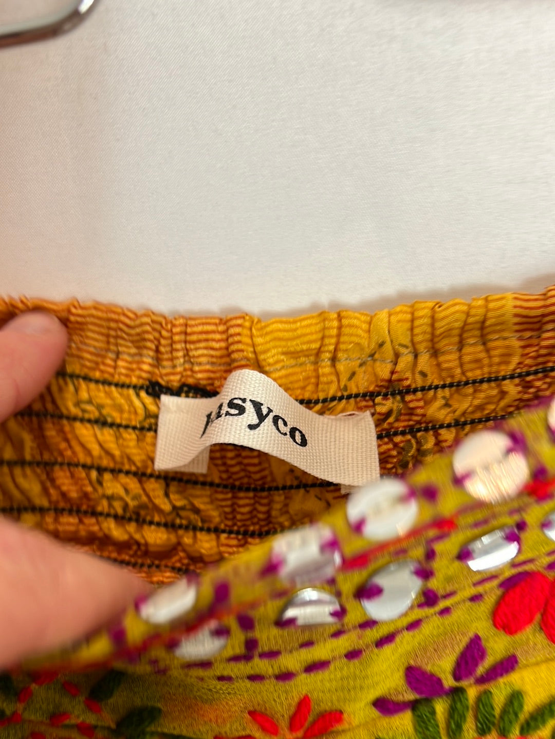 BASYCO. Pantalón texturas y pedrería colores. T U (M)