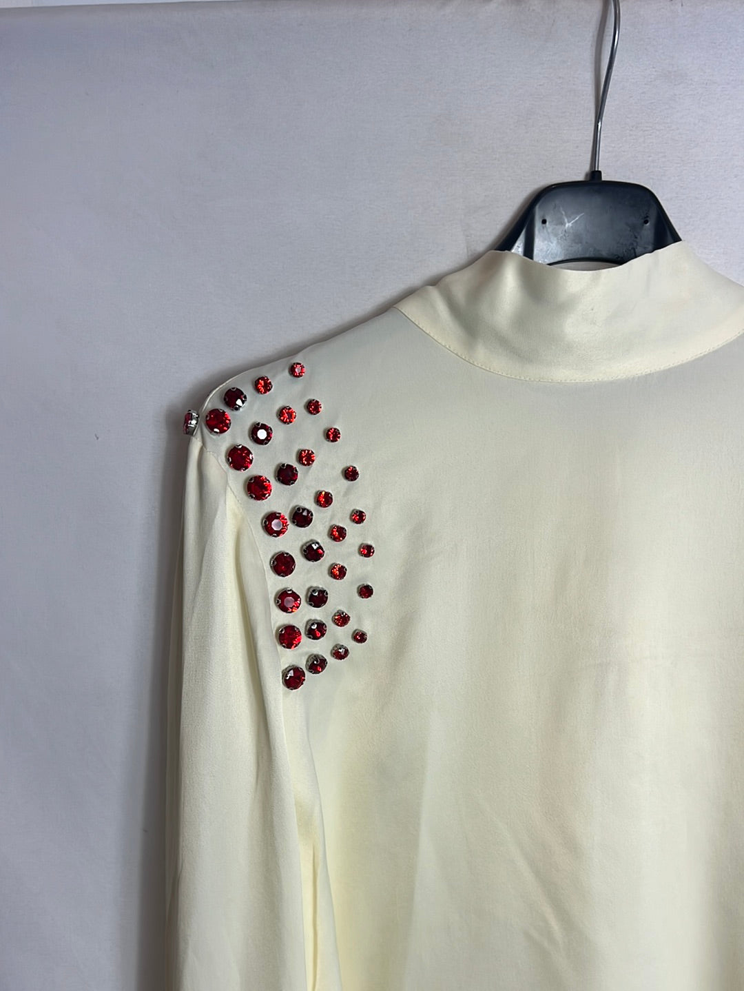 ZARA. Vanilla blouse with rhinestones. TM
