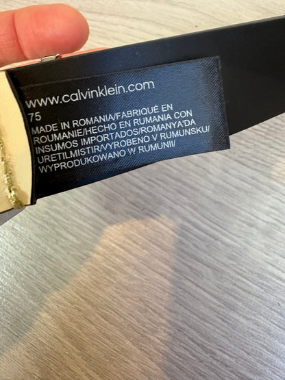 CALVIN KLEIN. Cinturón beige hebilla logo