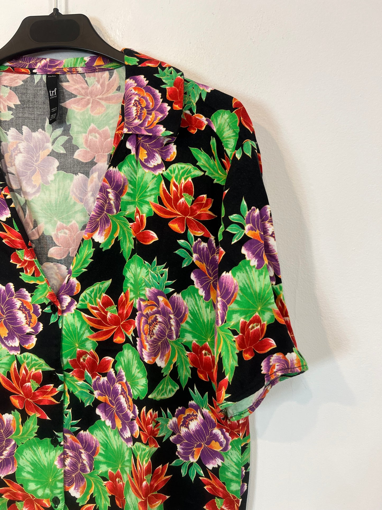 ZARA. blusa negra flores T.xs