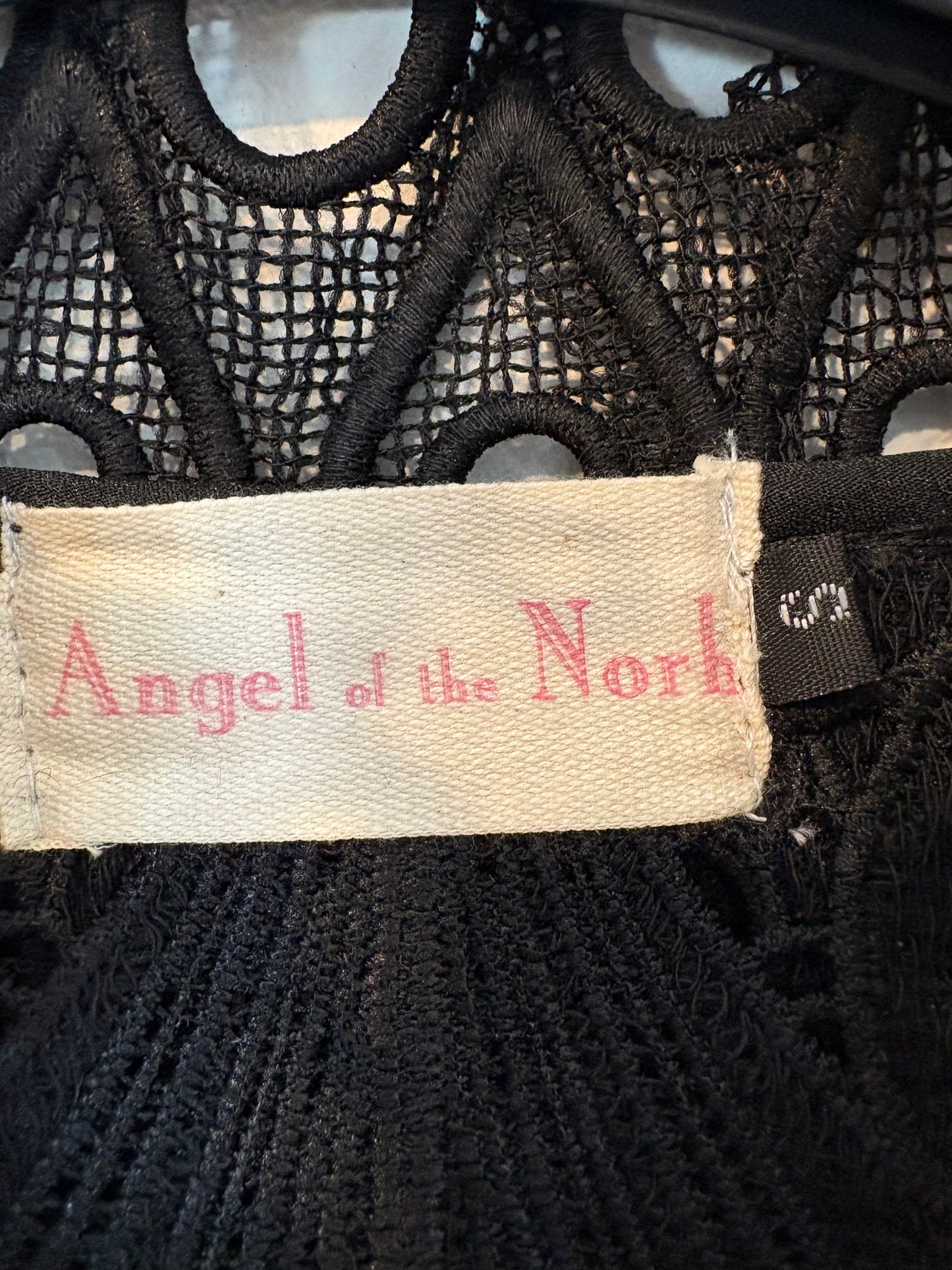 ANGEL OF THE NORTH. Chaqueta/ sobre camisa troquelada negra. T S