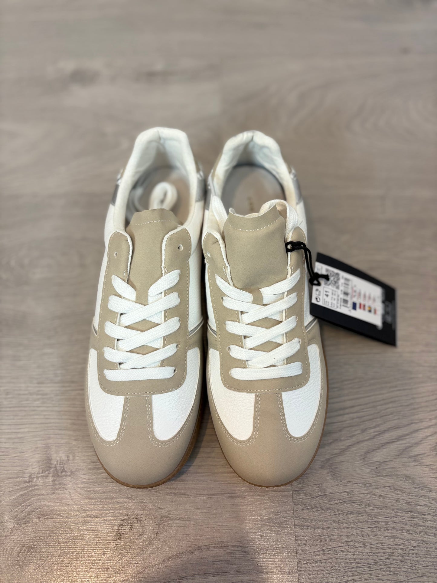 Zapatillas beige y blanca T.41