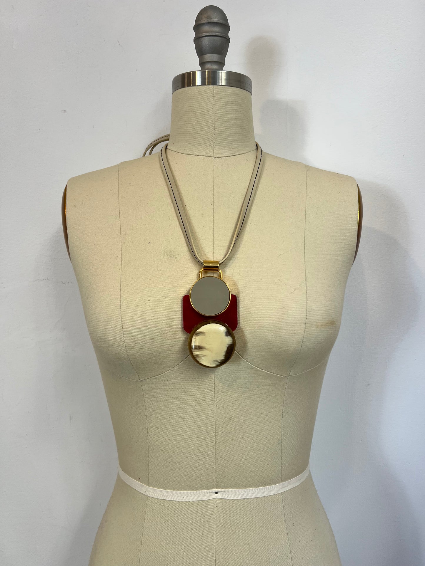 MARNI. Collar piedras y piel