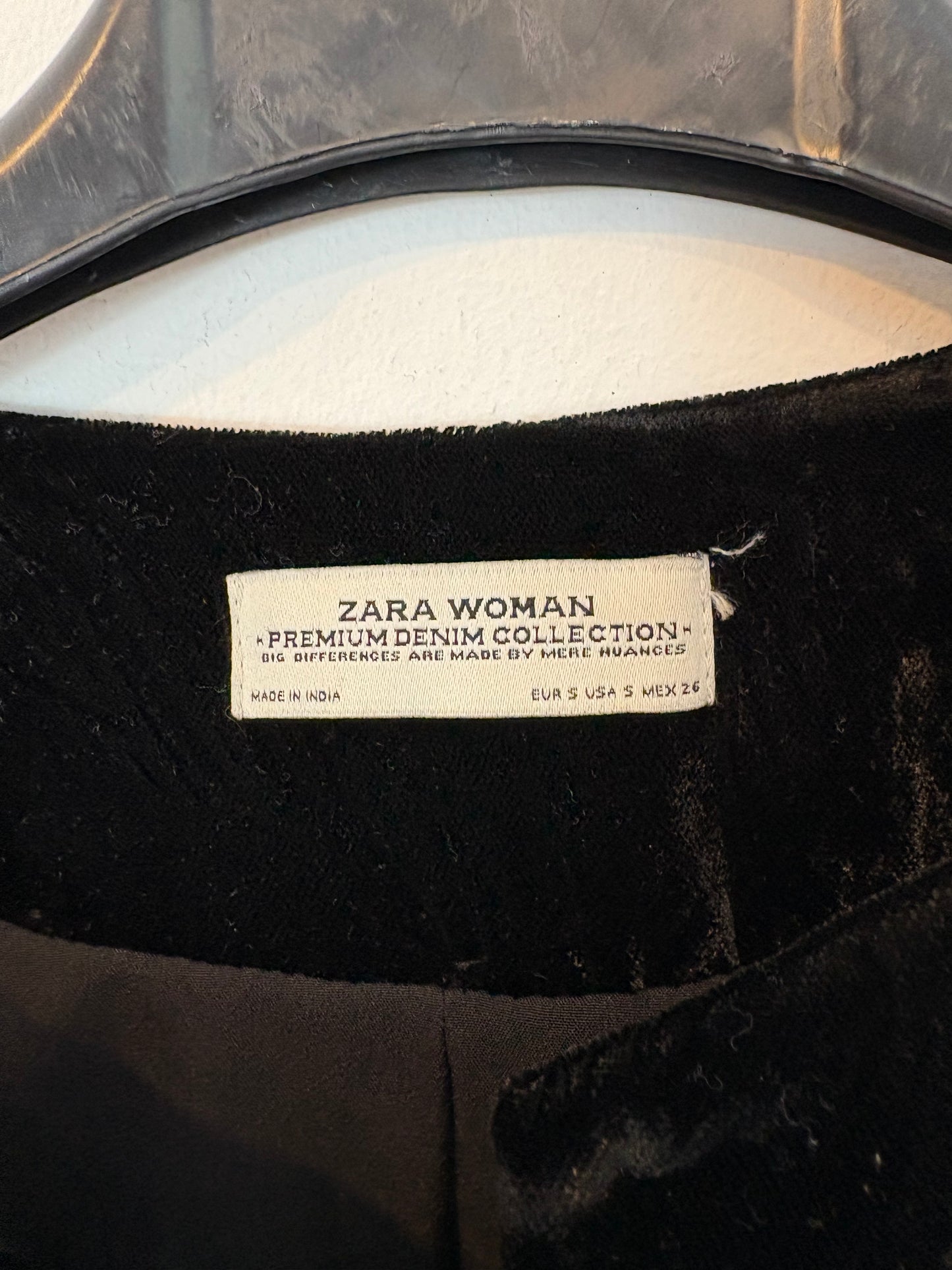 ZARA. Chaqueta terciopelo bordados. T S