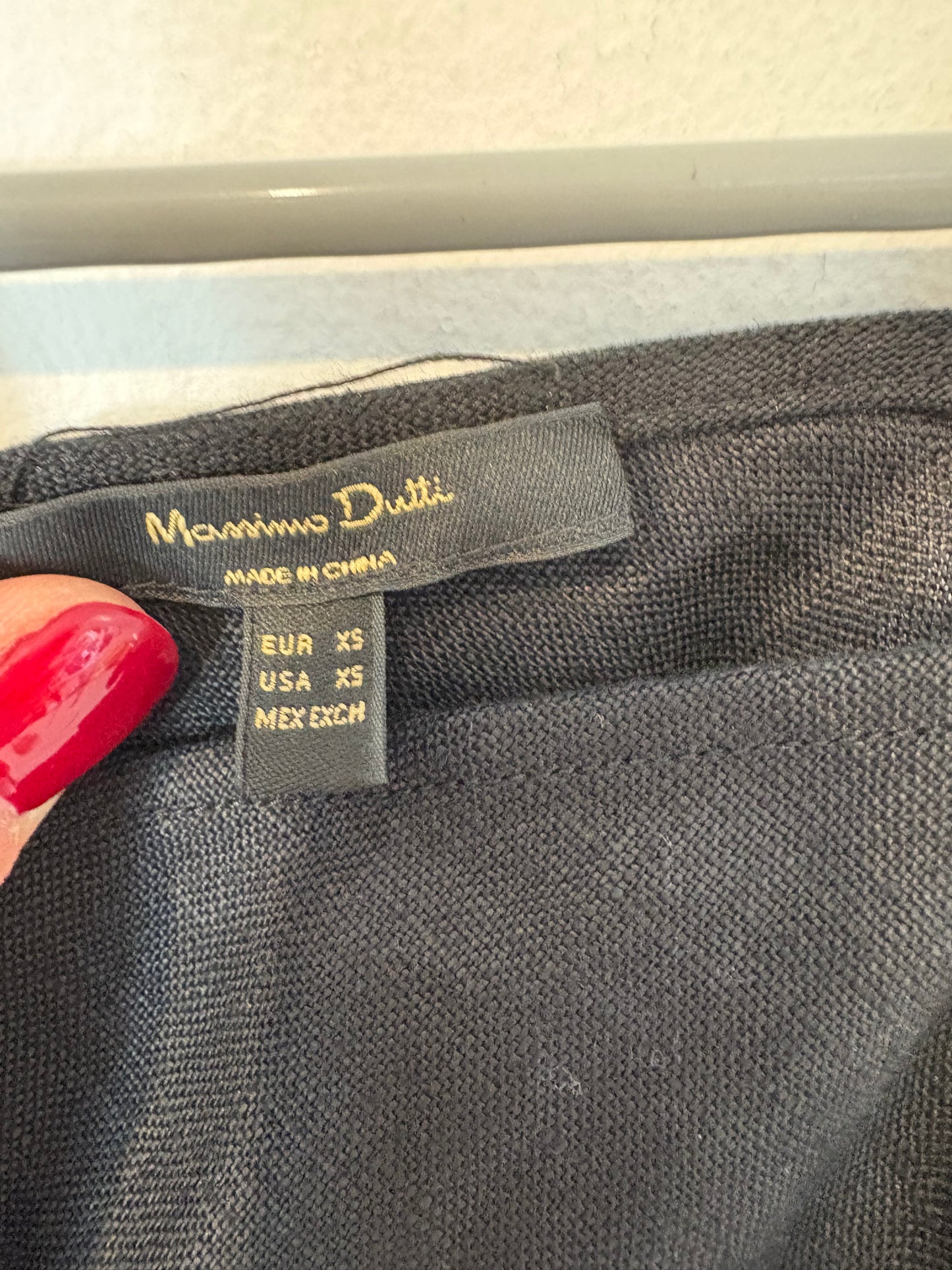MASSIMO DUTTI. Vestido negro midi de lino
