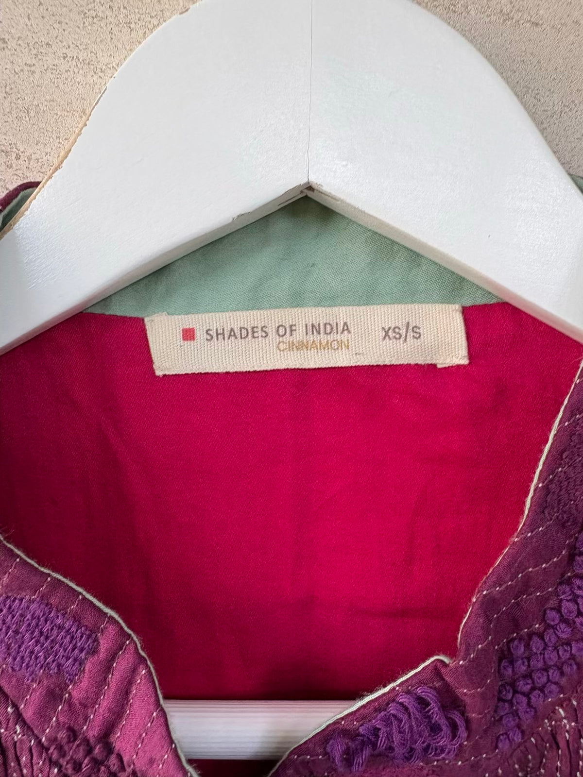 SHADES OF INDIA. Chaqueta berenjena bordada a mano