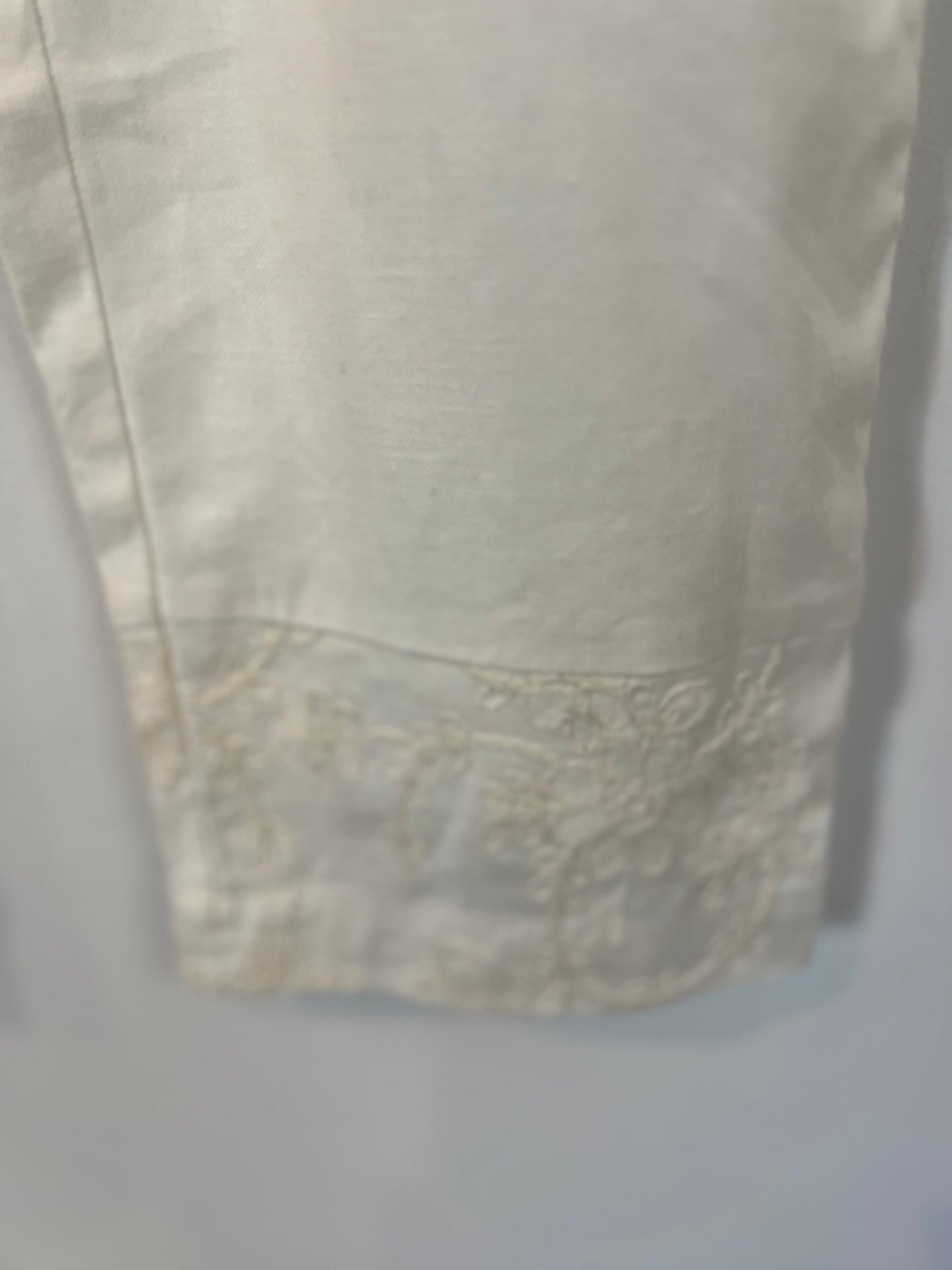 PEDRO DEL HIERRO. Pantalón blanco bordado T.36