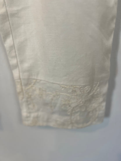 PEDRO DEL HIERRO. Pantalón blanco bordado T.36