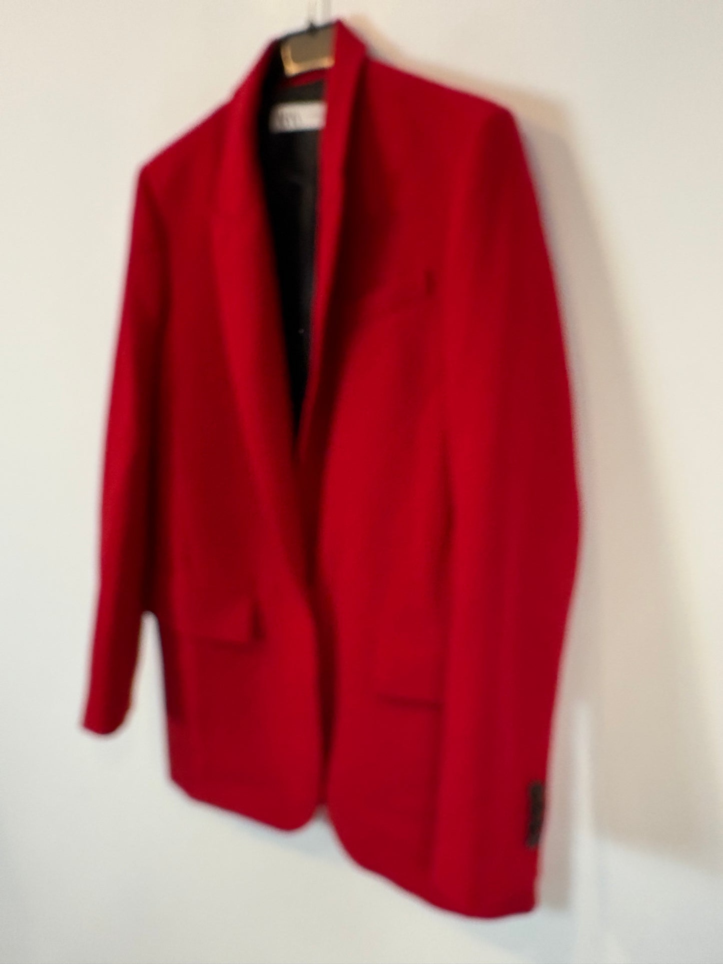 ZARA. Traje de chaqueta rojo