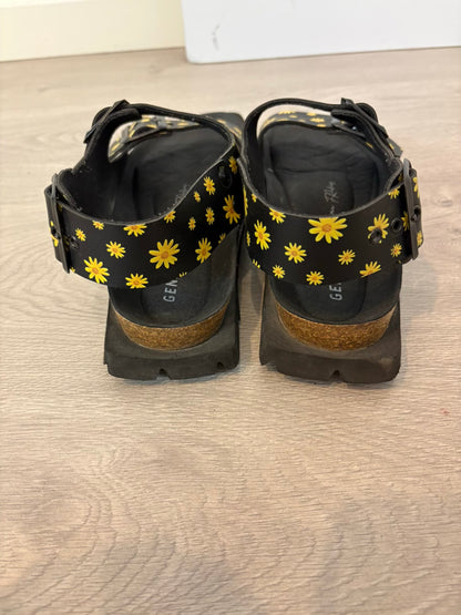 Sandalia negra margaritas