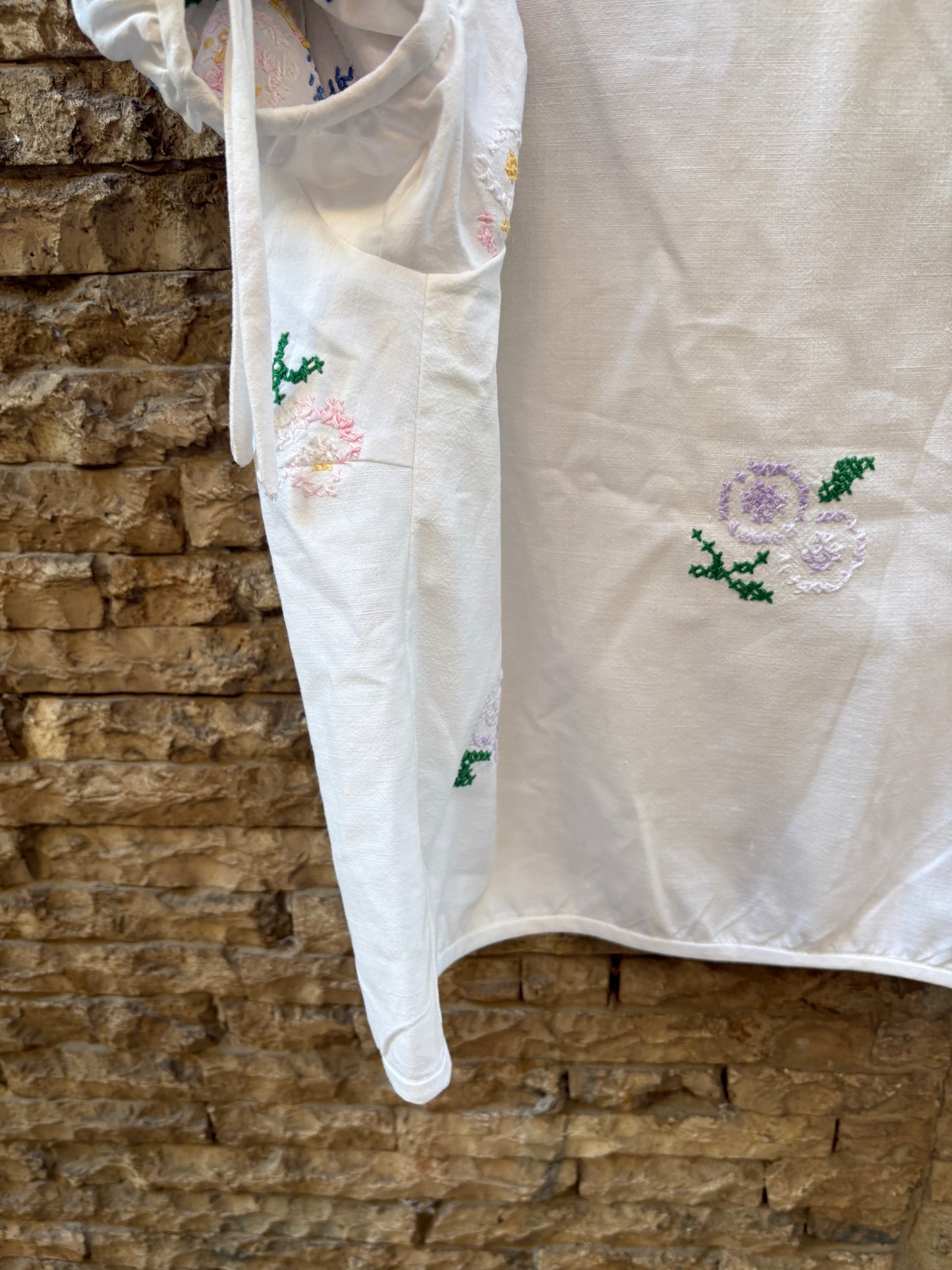 ANDION. Blusa blanca bordada a mano