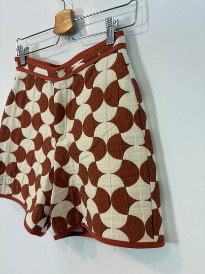 DESIGNERS SOCIETY. Bermuda estampado geométrico