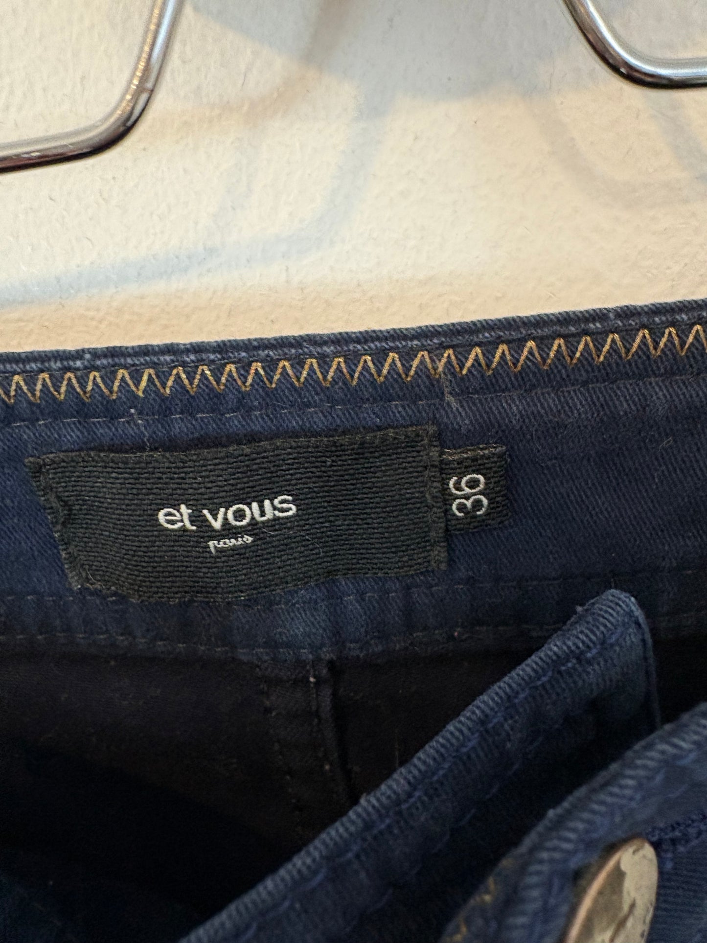 ET VOUS. Pantalón azul ligeramente acampanado