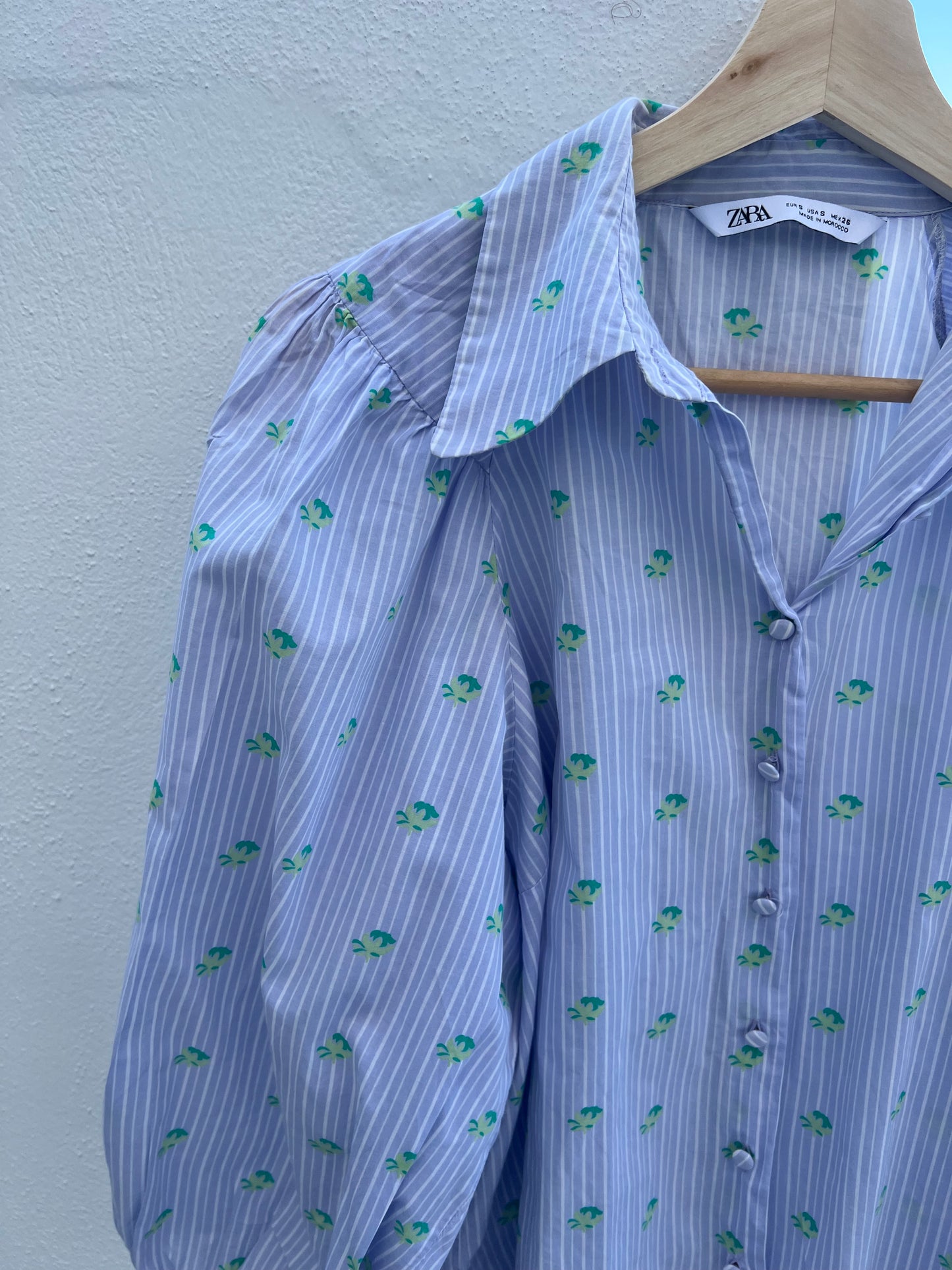 ZARA. Blusa rayas y flores