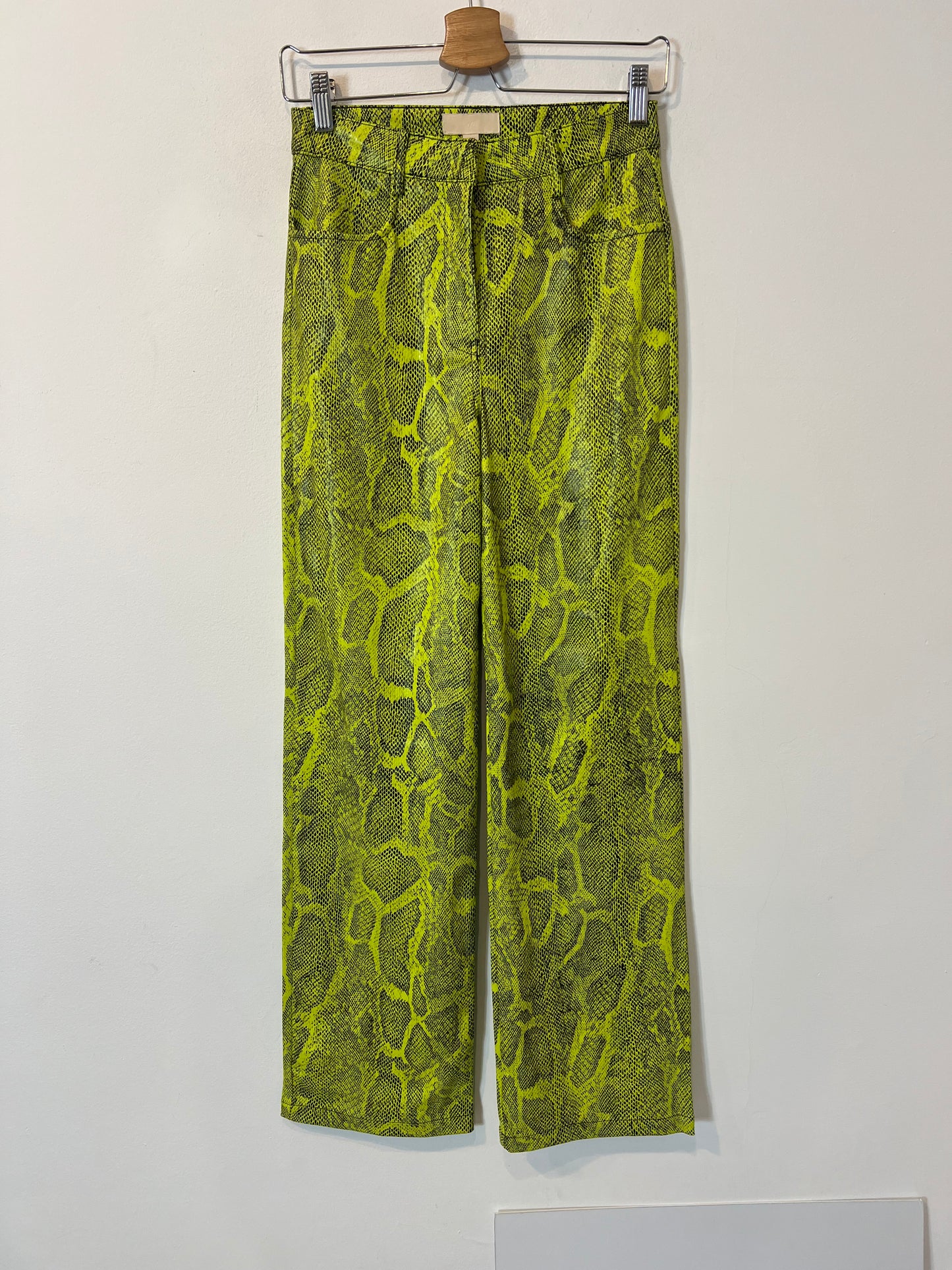 H&M. Pantalón snake print efecto piel