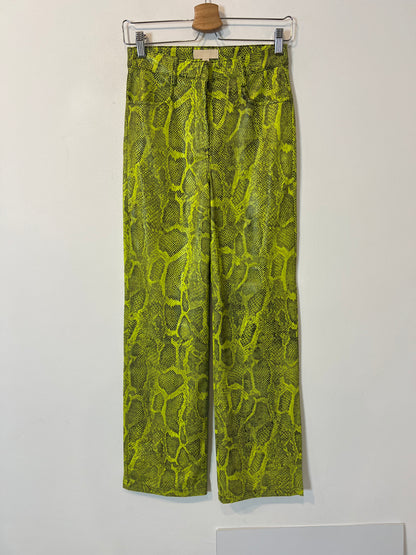 H&M. Pantalón snake print efecto piel