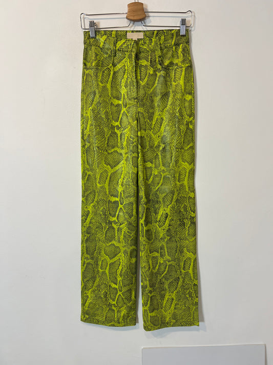H&M. Pantalón snake print efecto piel