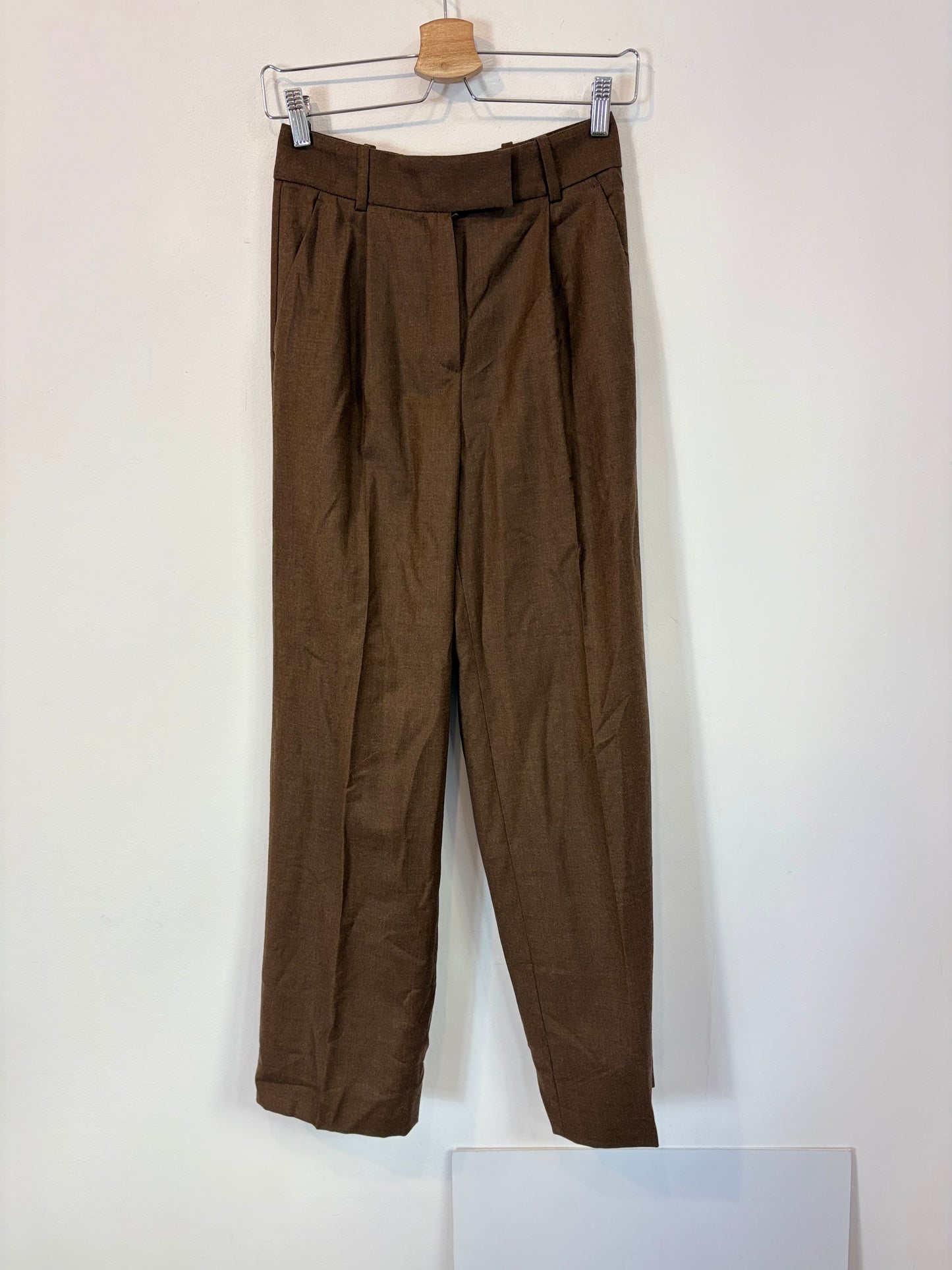 MASSIMO DUTTI. Pantalón pinzas lana marrón