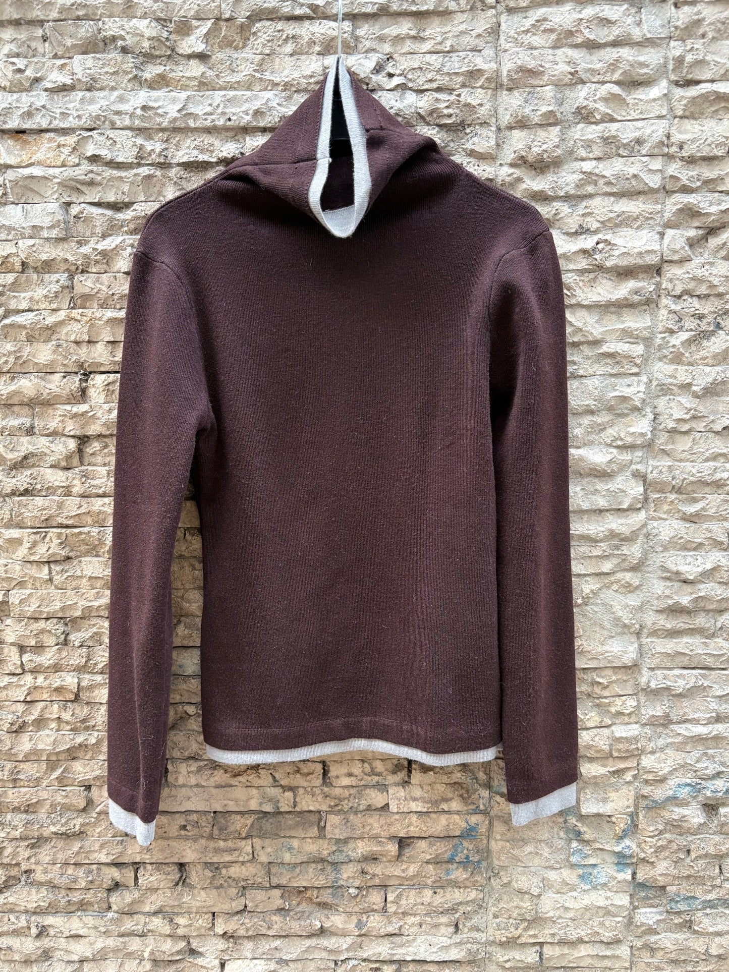 VRG GRL. Jersey marrón cuello alto con lana