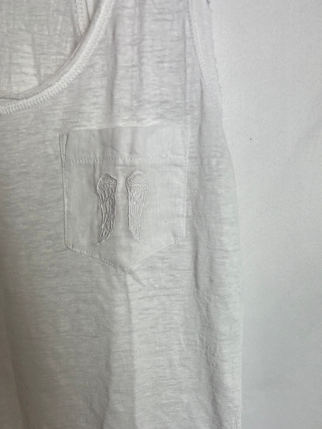 BERENICE. Camiseta blanca detalle bolsillo. T M