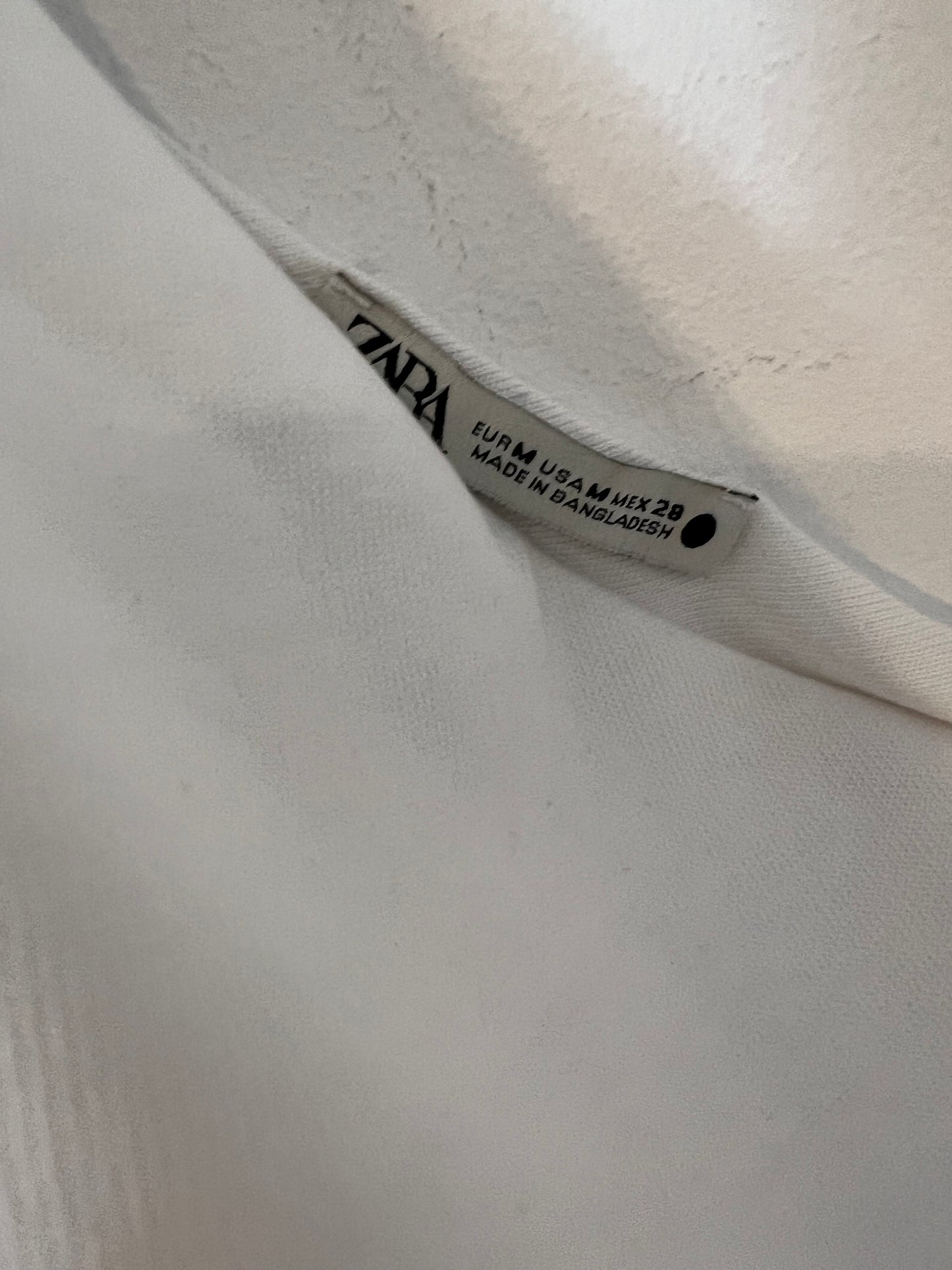 ZARA. Camiseta algodón blanca asimétrica. T M