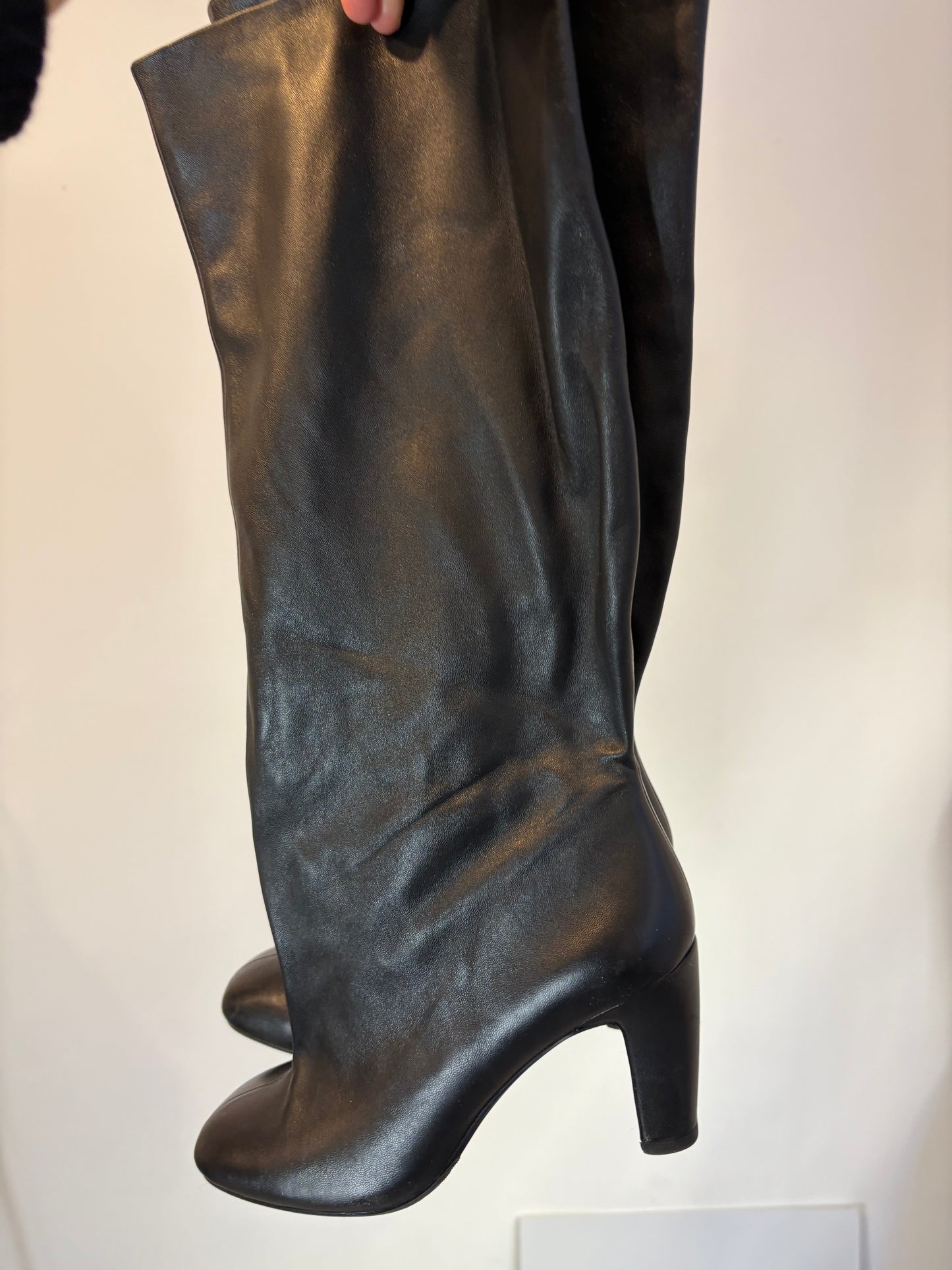 ZARA. Bota tacón piel soft en negro