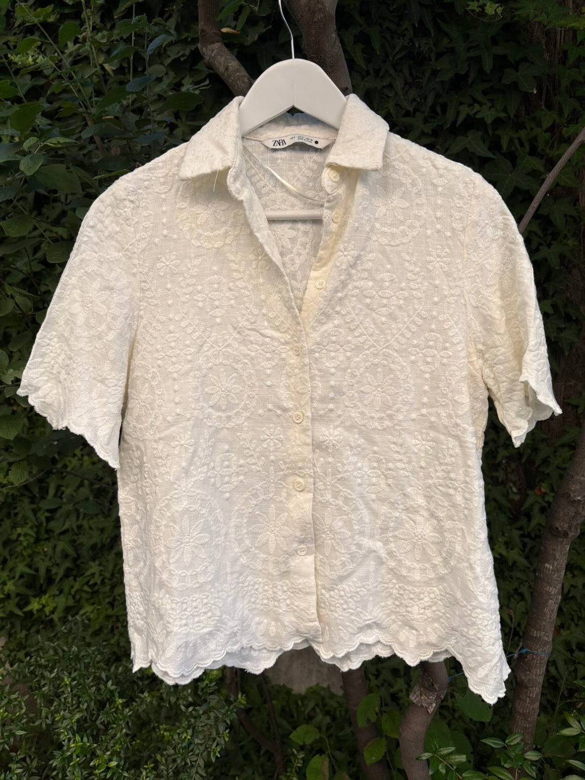 ZARA. Camisa bordados con lino