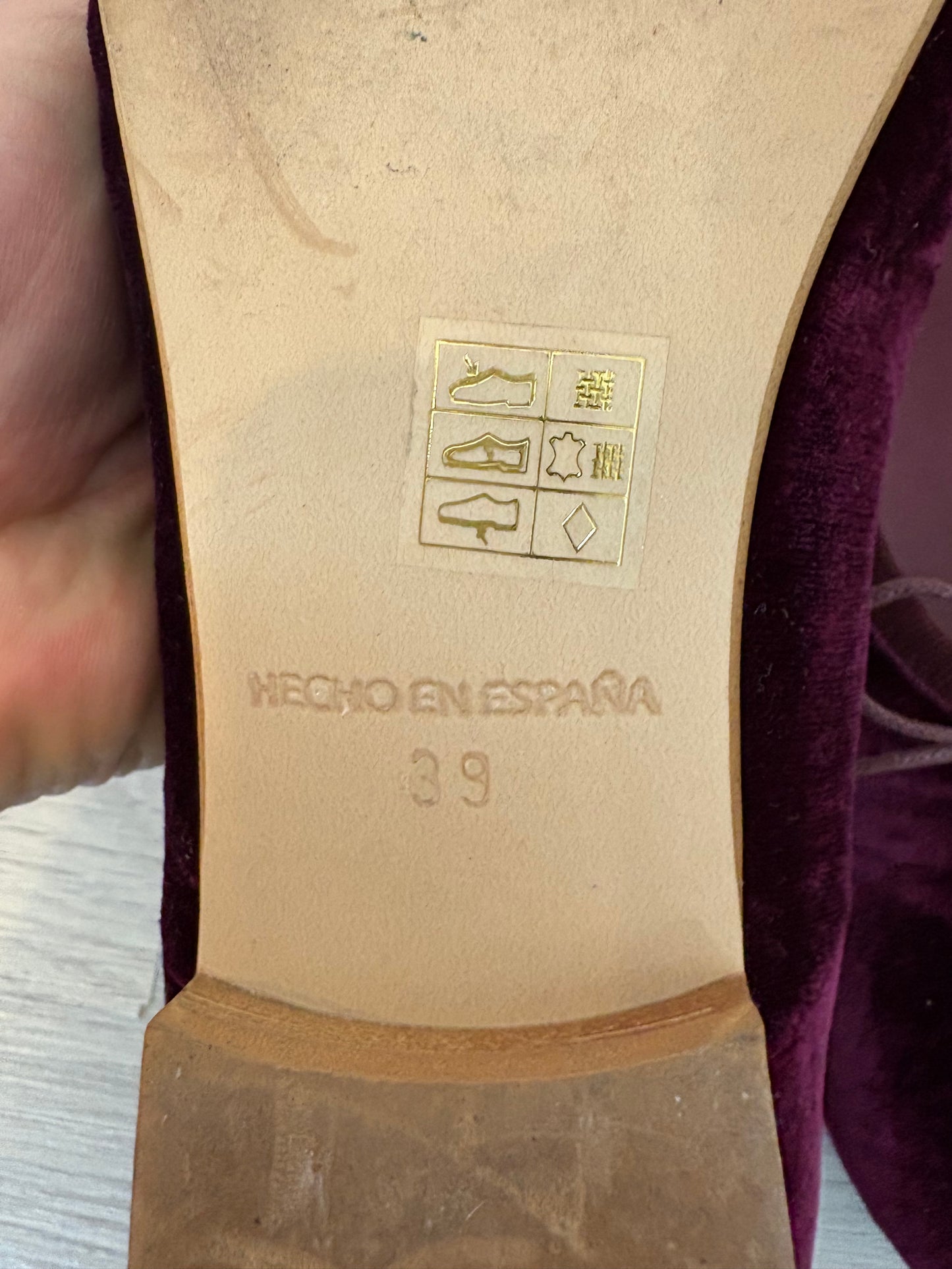 LA BASIQUE COLLECTION. Bailarina terciopelo burdeos. T 39