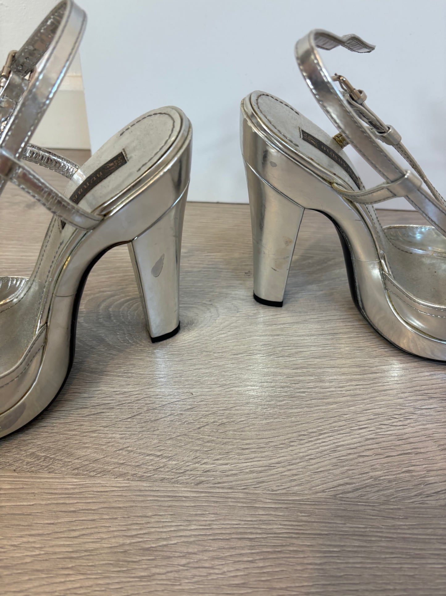 BURBERRY. Silver sandals. Size 39