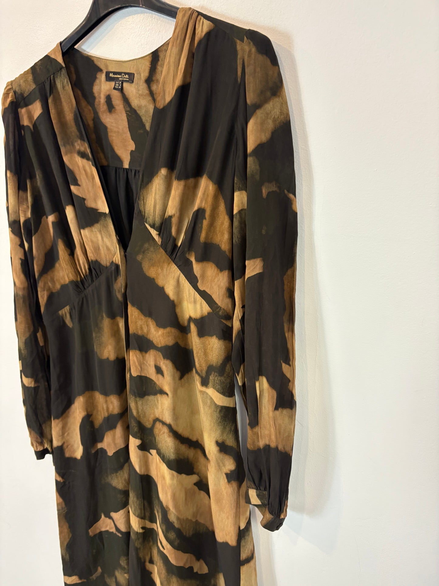 MASSIMO DUTTI. Short green skirt with pocket T.xs