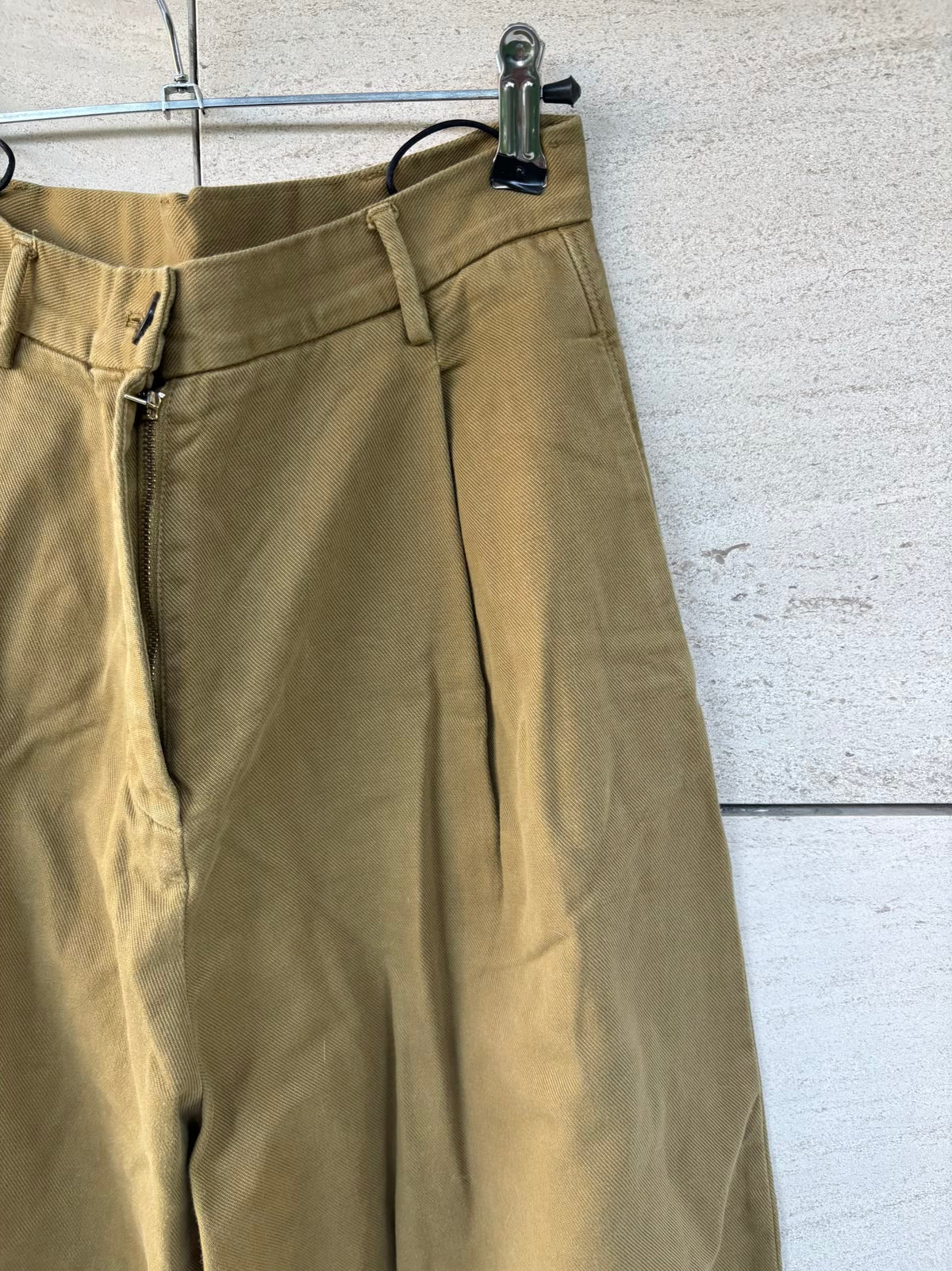 FORTE FORTE. Pantalón caqui pata ancha