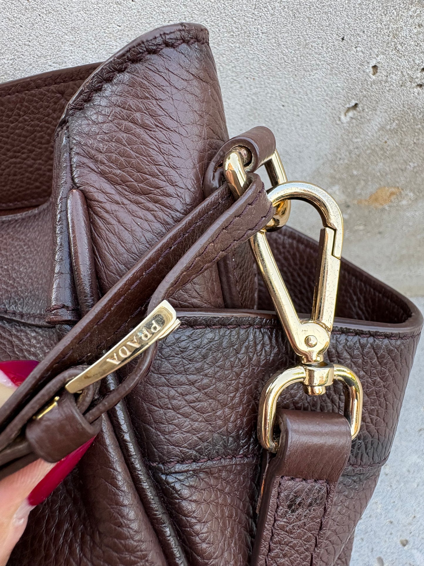 PRADA. Bolso marrón Vitello de piel granulada
