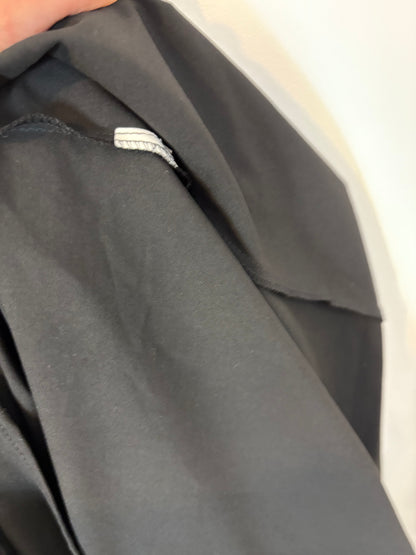 ZARA. Vestido midi  negro detalle escote y manga