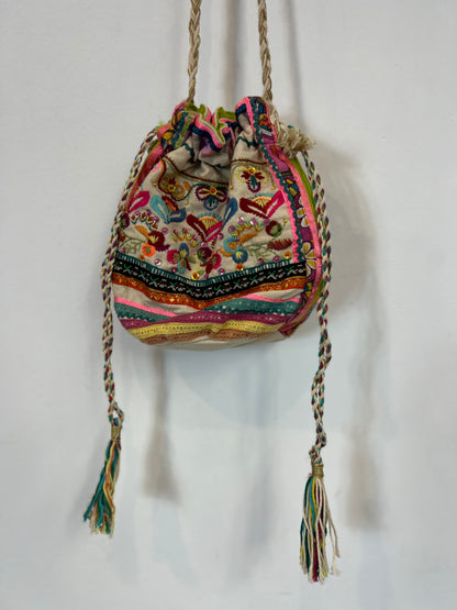 STAR MELA. Bombonera bordados colores