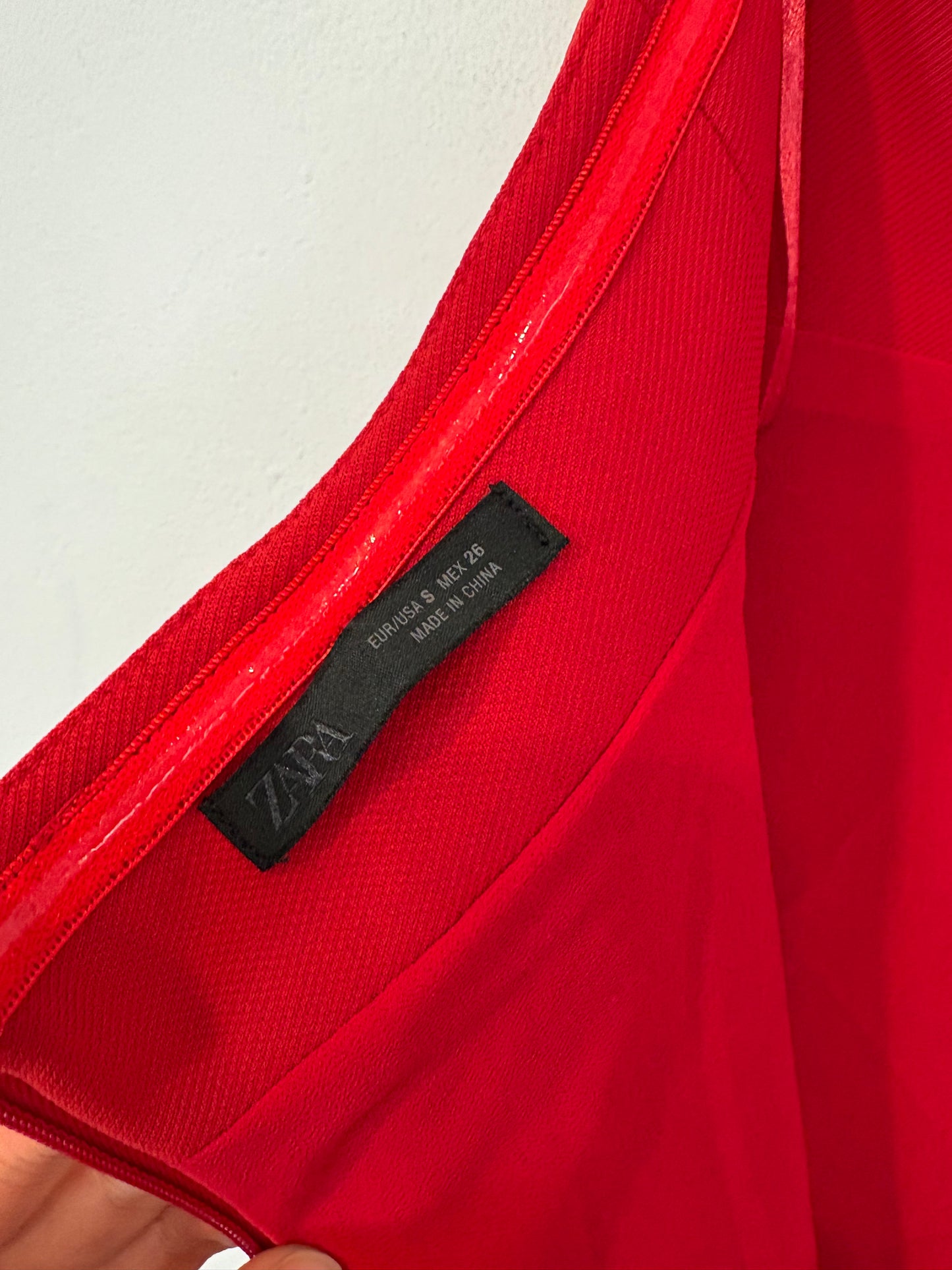 ZARA. Vestido rojo midi costuras