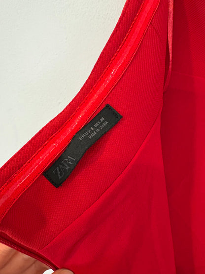 ZARA. Vestido rojo midi costuras